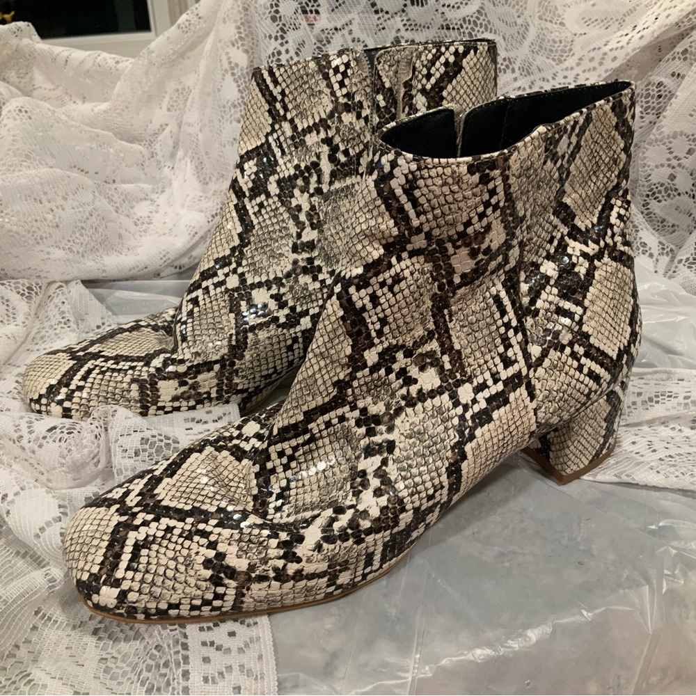 Urban Outfitters UO Margot Light Snake Print Ankle Booties Boots sz 8 med